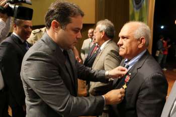 Governador Renan Filho fez a entrega da medalha a Otávio Praxedes