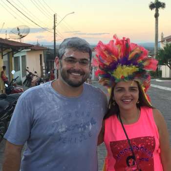 Juliana Almeida e o vice-prefeito André Almeida na abertura do carnaval de Mar Vermelho