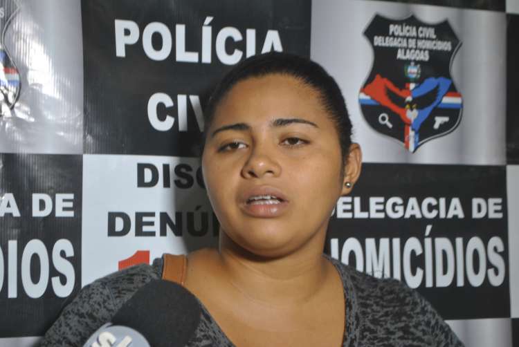 Marília, filha do pedreiro Reinaldo da Silva Ferreira, questiona condições da morte do seu pai
