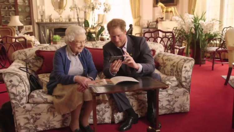 Rainha Elizabeth contracenou com o neto Harry em vídeo que viralizou nas redes sociais. 