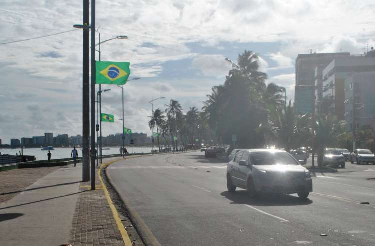 Bandeiras brasileiras foram penduradas em parte da orla