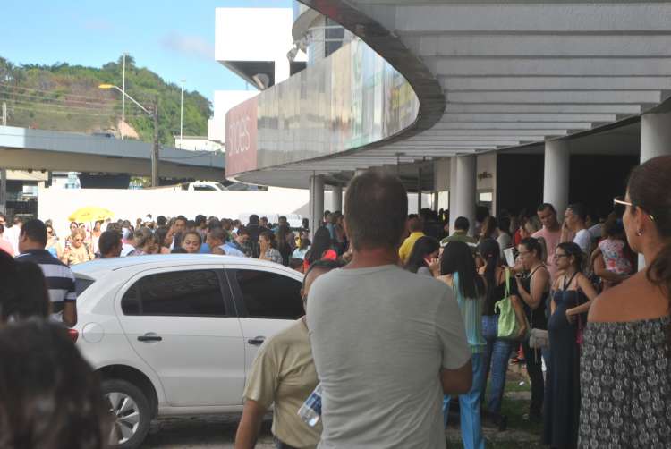 Centenas de pessoas se aglomeram em clínica particular em Mangabeiras