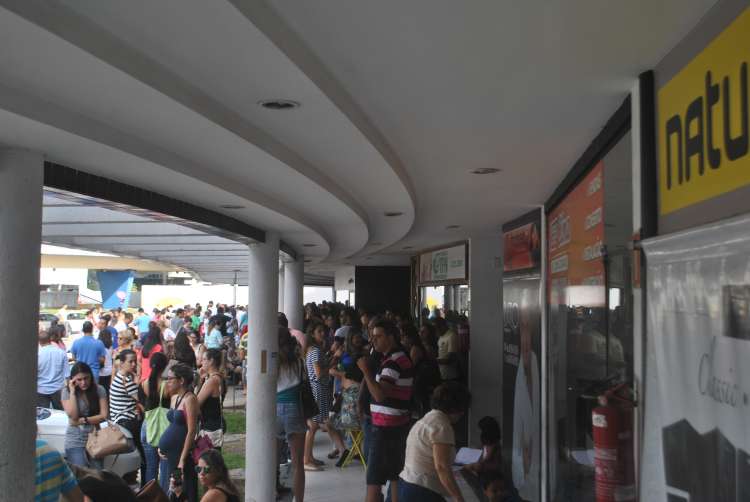 Centenas de pessoas se aglomeram em clínica particular em Mangabeiras