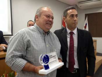 Prefeito Jarbas Omena recebeu o prêmio em solenidade na AMA