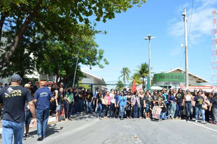Em greve, policiais civis impedem acesso ao Porto de Maceió
