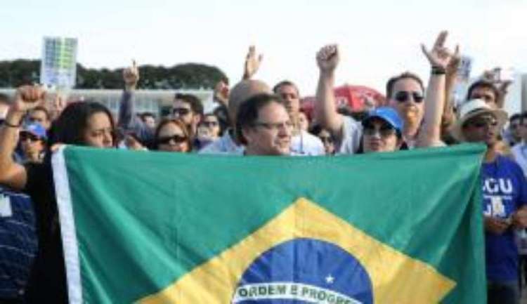 Servidores da antiga CGU em protesto na Praça do Três Poderes pela exoneração do ministro da Transparência, Fiscalização e Controle, Fabiano Silveira