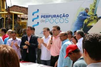 Secretário Alexandre Ayres ao lado do governador Renan Filho, na comunidade Quitunde, beneficiada com perfuração que atenderá demanda da população no abastecimento de água