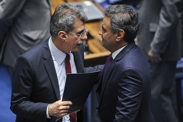 Romero Jucá e Aécio Neves conversam em plenário. Em conversa gravada, ex-presidente da Transpetro diz: "Quem não conhece o esquema do Aécio?"