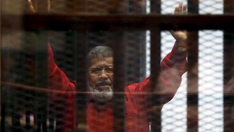 Imagem de arquivo do ex-presidente islamita Mohamed Mursi, em uma prisão do Cairo 