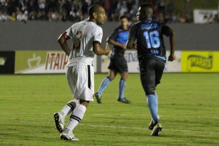 Rodrigo marcou o gol da vitória no início da partida e foi expulso no final 