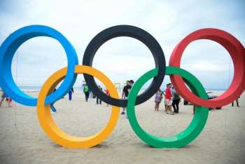 Escultura dos arcos olímpicos, simbolizando os 5 continentes, na Praia de Copacabana 