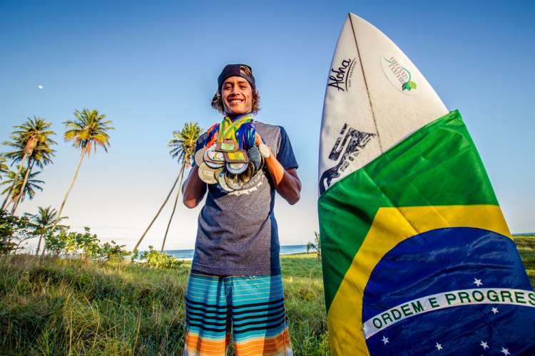 Surfista é 3 vezes vice Campeão Brasileiro; 17 vezes Campeão Alagoano; Vice Campeão Nordestino; 2 vezes Campeão Alagoano Profissional; 2º colocado no Mundial Jr. na Califórnia (categoria Aloha Cup).