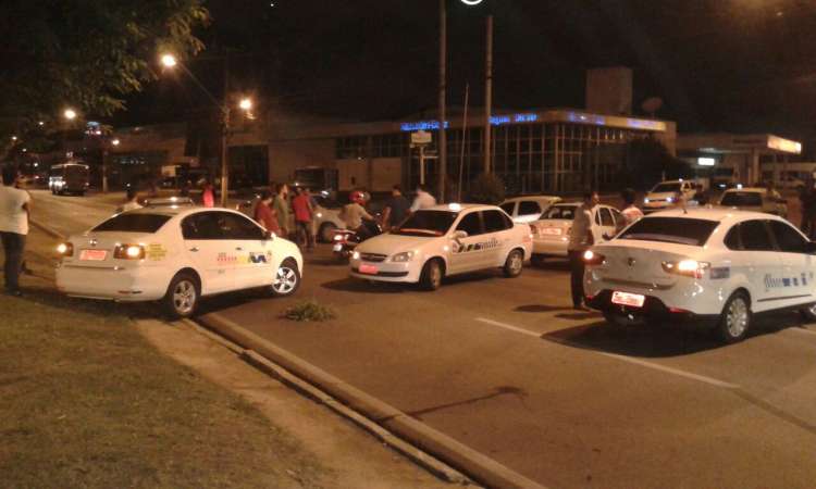 Taxistas protestaram após assassinato de colega