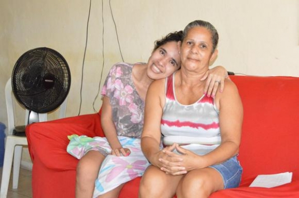 Edilza Maria da Silva é uma dessas mães que estão aprendendo, na prática, como cuidar da filha doente