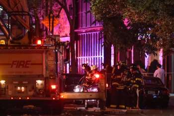 Bombeiros no bairro de Chelsea, em Nova York, em local onde ocorreu explosão na noite deste sábado (17) 