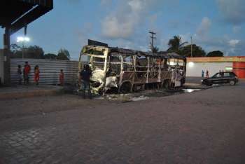 Bandidos atearam fogo em ônibus no Conjunto Frei Damião