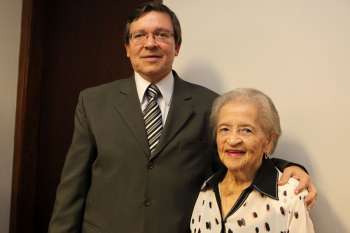 Presidente João Luiz e sua mãe, Ivanise Azevedo, no dia da posse dele, em agosto de 2013 