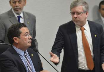 Na foto de 2014, o então presidente da CPMI da Petrobras, senador Vital do Rêgo (ao microfone), e o relator da comissão, deputado Marco Maia (à direita) (Foto: José Cruz/Agência Brasil) 