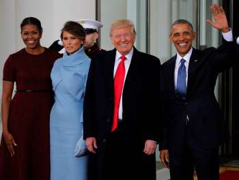 Barack Obama acena ao lado de seu sucessor, Donald Trump, acompanhados por suas esposas, Michelle Obama e Melania Trump, em encontro na Casa Branca antes da cerimônia de posse de Trump (Foto: Jonathan Ernst/Reuters) 