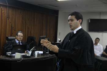 Defensor público Ryldson Martins faz sustentação oral perante os jurados