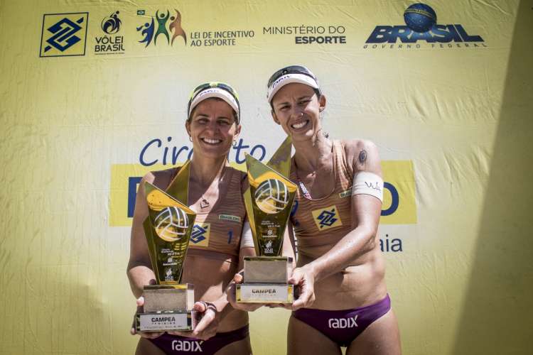 Larissa e Talita exibem o troféu de campeãs da etapa de Maceió