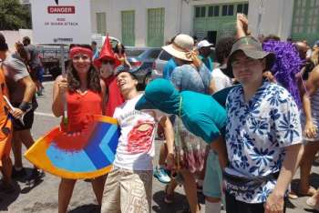 Um grupo de amigos e parentes quis chamar a atenção para um problema famoso da praia de Boa Viagem, no Recife: os ataques de tubarão