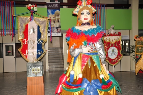 "Mamãe Alagoas”, uma boneca gigante de 3 metros de altura, símbolo máximo do bloco 