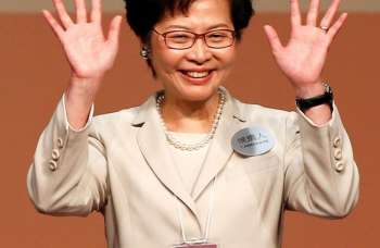 Carrie Lam, de 59 anos, foi eleita neste domingo (26)