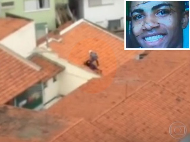Fernando Henrique da Silva (no detalhe) é rendido por policial militar. Suspeito é jogado do telhado e depois é morto por policiais 