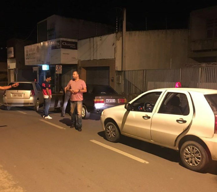 Policiais Civis percorrem ruas da cidade entregando intimações