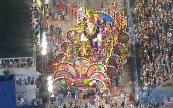 Carro alegórico da escola de samba Paraíso do Tuiuti, durante a abertura do desfile do Grupo Especial do carnaval do Rio, na Marques de Sapucaí. 