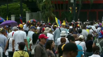 Manifestantes contra o governo de Nicolás Maduro protestam na Venezuela
