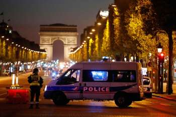 Polícia fecha a avenida Champs Elysees, em Paris, após tiroteio