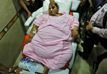 A egípcia Eman Ahmed, que chegou a ser apontada a mulher mais pesada do mundo com mais de 500 kg, deixa o hospital de maca após se recuperar de uma cirurgia de redução de peso que a fez perder mais de 300 kg em Mumbai