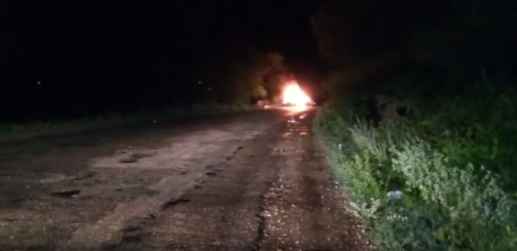 Assaltantes ateara fogo a veículo para criar barricada