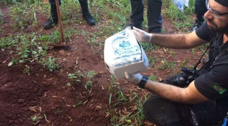 Feto foi enterrado em caixa de sapato no quintal da casa, diz polícia