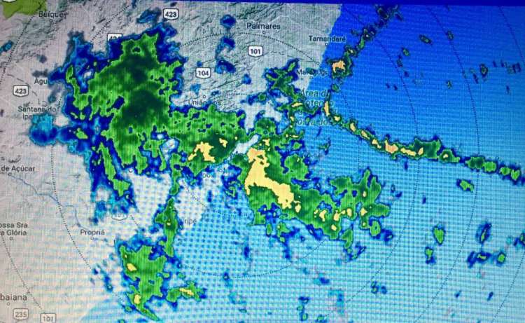 Imagem do radar mostra massa de chuva que chega na capital. O tom amarelo indica as precipitações em maior intensidade.