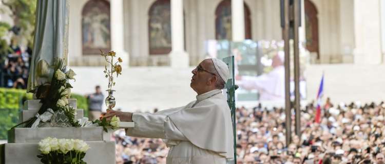 Papa 'implora' por fim de guerras e critica muros