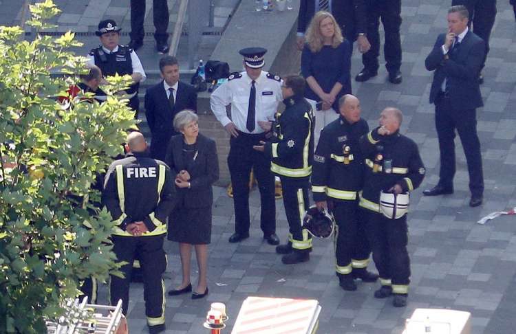Primeira-ministra britânica, Theresa May, visitou nesta quinta-feira (15) Grenfell Tower, que foi destruída por um incêndio de grandes proporções