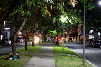 A iluminação na Avenida Amélia Rosa foi reforçada com novas lâmpadas de LED.