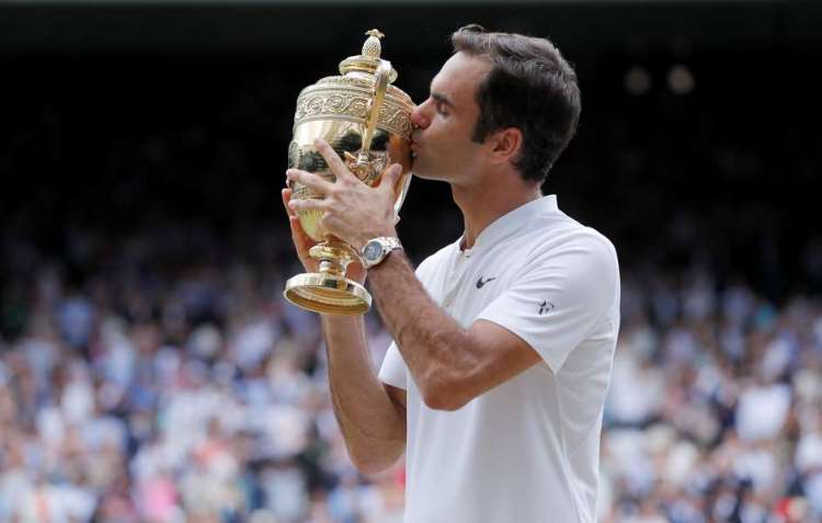 A cena se repete pela oitava vez: Federer beija o troféu de campeão de Wimbledon 