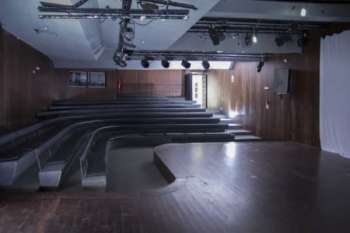 Inaugurado em 1972, Teatro de Arena Sérgio Cardoso se encontra em plena atividade com espaço onde cabem 180 pessoas