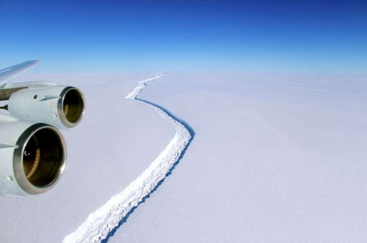 oto de arquivo fornecida pela Nasa mostra fenda se formando no gelo da plataforma Larsen C 