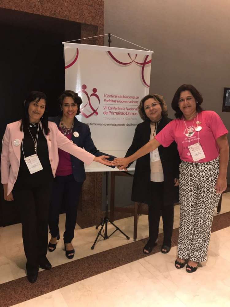 Acompanhada de representantes de entidades que atuam no enfrentamento do câncer, Tatiana Palmeira participou de conferência em SP