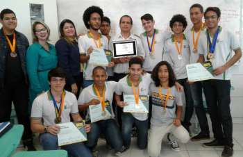 Alunos premiados com a diretora geral Jeane Melo, a diretora de ensino Gisele Loures e o professor orientador Carlos Argôlo.