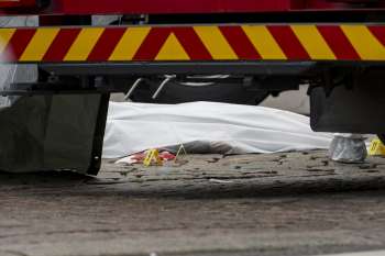 Corpo de vítima foi coberto na praça central de Turku 