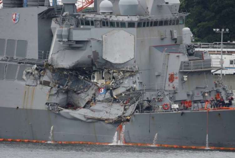 Destróier de mísseis guiados norte-americano USS Fitzgerald, após colisão na base naval de Yokosuka, no Japão 18/06/2017 
