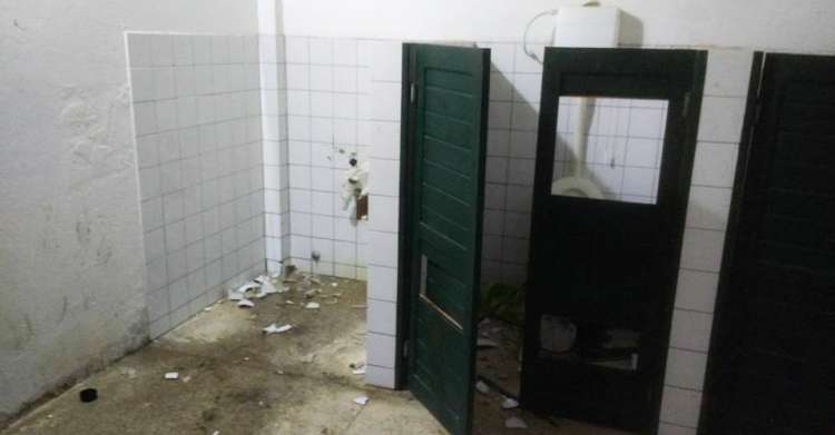 Banheiro do vestiários dos árbitros: destruído após covardia de jogadores e membros da comissão técnica do Coruripe 