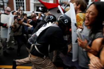 Supremacistas brancos em confronto com grupo antifascista em Charlottesville