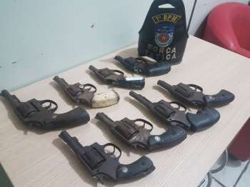 Armas encontradas na casa de Maria Cícera Oliveira